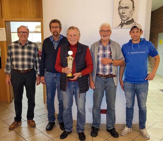 Die Sieger von links nach rechts: Peter Krämer (rote Laterne), Erwin Liemert (Dritter), Jürgen Friese (Niederkasseler Skatmeister und Pokalgewinner), Dieter Rondorf (Zweiter), Daniel Hauberg (Vierter).
  | Foto: Stefan Grommes