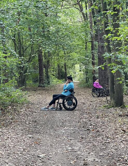 Nach Anleitung eines finnisches Wald-Coaches beginnen die Patientinnen und Patienten mit Wahrnehmungsübungen.  | Foto: Waldfulness/Jukka Jokela