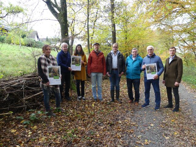 An der Benjeshecke am „Winterberg“ wurden (von links) Daniela Heimann (Familienzentrum), Wolfgang Neldner, die Imker Sandra Reinery, Christoph Simon und Wilfried Demmer sowie Hubert Ulbig (Dorfgemeinschaft) vom stellvertretenden Bürgermeister Hans-Jürgen Parpart (3. von rechts) und Thomas Krischik (Westenergie, rechts) ausgezeichnet.  | Foto: Gast