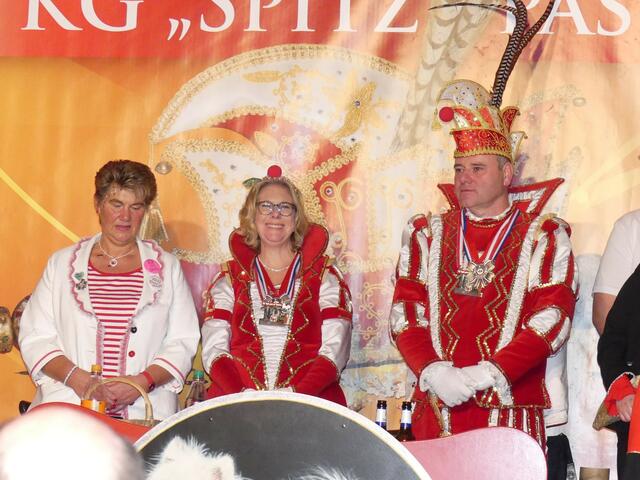 Strahlend präsentierte sich das Oberhauer Prinzenpaar Sabine IV. und Thomas I. (Schiller). | Foto: Gast