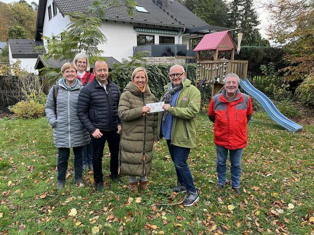 Frau But (3.von rechts) erhielt von der Jury ihren Preis für eine toll gestaltete Wildblumenwiese. | Foto: Stadt Lohmar