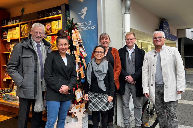 Bürgermeister Dieter Freytag, Lena Kritikos (Auszubildende Stadt Brühl), Sylvia Köp (Wirtschaftsförderung Stadt Brühl), Christina Dumke (Geschäftsführerin Thalia Brühl), Andreas Zimmermann (Fachbereichsleiter Soziales Stadt Brühl) und Uwe Schäfges (stv. Betriebsratsvorsitzender Renault). | Foto: Stadt Brühl
