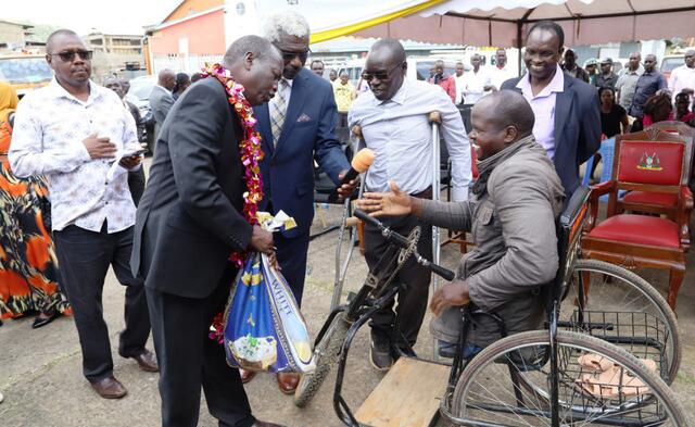 In Hürths kenianischer Partnerstadt Kabarnet übergibt der Governor des Baringo County, Benjamin Cheboi (mit bunter Kette), Lebensmittel an Bedürftige. Die Nahrungsmittel konnten durch Spenden aus Hürth finanziert werden.  | Foto: Foto Partnerschaftsverein Hürth