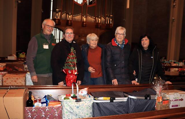 Das Team der Tafel Kerpen hatte in der Pfarrkirche St. Maria Königin alle Hände voll zu tun, denn 630 Kisten mussten angenommen und wieder ausgegeben werden. | Foto: Zingsheim