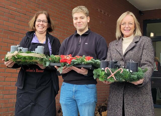 Wie in den Jahren zuvor unterstützt auch Bürgermeisterin Sabine Preiser-Marian (r.) die Spendenaktion aus Mahlberg, worüber sich Stefan und seine Mutter Michaela sehr freuen.  | Foto: Kurt Reidenbach