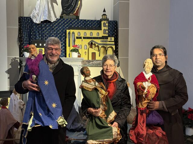 Prof. Dr. Ralph Bergold (KSI), Dr. Andrea Korte-Böger (Verein der Freunde und Förderer des Michaelsberges) sowie Prior Dr. Pater Rockson (Karmel Michaelsberg) präsentieren die Figuren der Heiligen Drei Könige.  | Foto: Katholisch-Soziales Institut