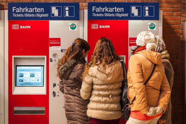 Preiserhöhungen bei den meisten Tickets erwartet die Nutzer von Bus und Bahn im neuen Jahr. Der Preis des Deutschlandtickets hat sich nicht verändert. | Foto: VRS GmbH/Smilla Dankert