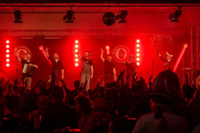Mit der Sitzungsparty hat die KG Große Horremer ein neues Format ausprobiert. Bands wie Scharmöör und Miljö sorgten für Stimmung. | Foto: Dr. Harry Hain