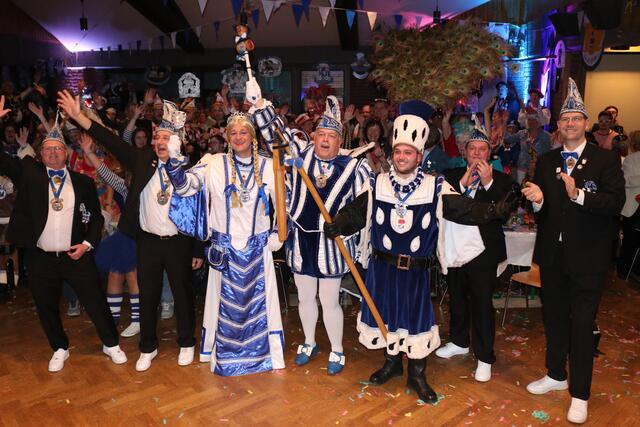 Bei der Proklamation von Prinz Pe I., Bauer Andreas und Jungfrau Gerda im Pfarrheim gab es ordentlich Rückenstärkung durch die bestens aufgelegte Narrenschar.  | Foto: Kaiser