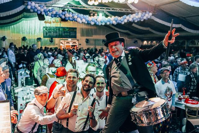 Zum Abschluss der Herrensitzung traten die „Ratsherren Unkel“ auf und zeigten sich volksnah. | Foto: KG Blau-Wiesse Essele Menden