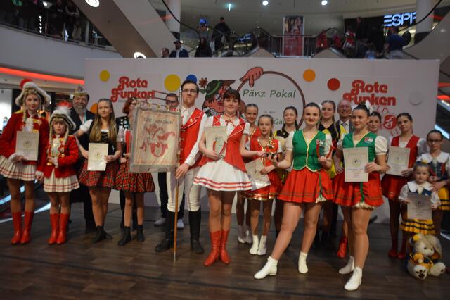 Alle teilnehmenden Tanzgruppen präsentierten sich nach der Siegertehrung gemeinsam für ein Foto. | Foto: Ursula Willumat