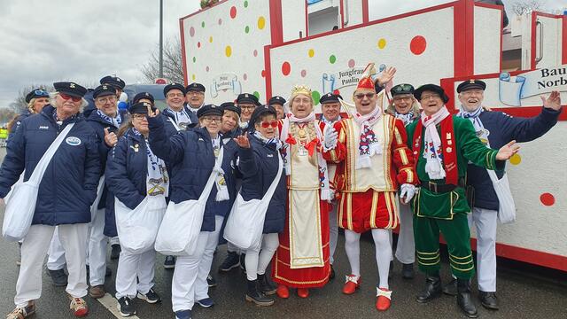Der Prinzenwagen mit dem Hitdorfer Dreigestirn Prinz Bernhard I., Jungfrau Pauline und Bauer Norbert, war so aufgestellt, dass alle Mitwirkenden dem Trifolium zuwinken konnten.  | Foto: Gabi Knops-Feiler