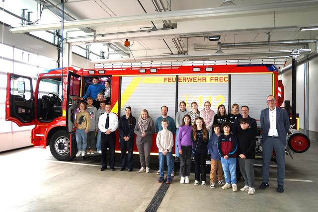 Beim zweiten Treffen der neuen Feuerwehr-AG des Frechener Gymnasiums durften die Schüler in die Wagenhalle der Feuerwache Frechen.  | Foto: Stadt Frechen