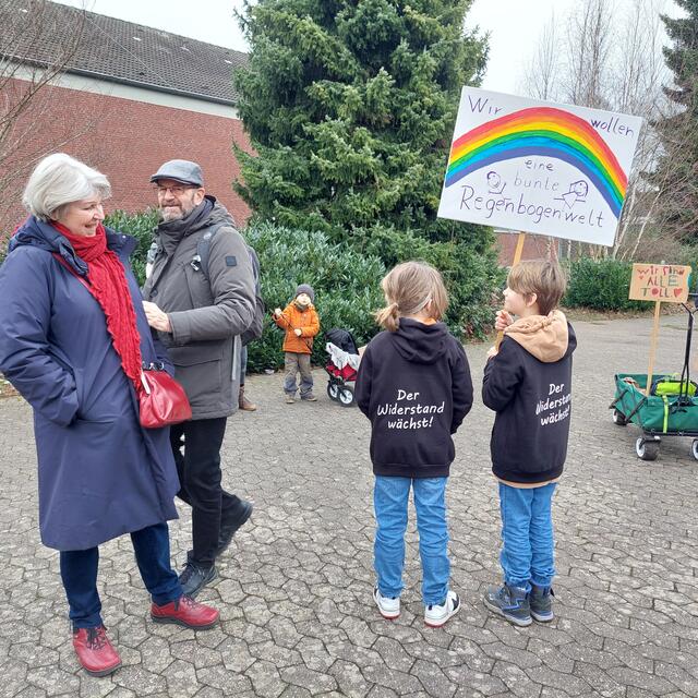 Ältere und ganz Junge demonstrierten in Bedburg gemeinsam gegen Rechts. | Foto: Martina Thiele-Effertz