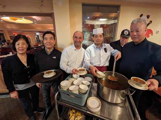 Präsident Jin Jian Shu (3. von rechts) und Bönnsche-Chinese—Vorsitzender Michael Zöllner (3. von links) hatten zum Fischessen eingeladen. | Foto: Frank Engel-Strebel