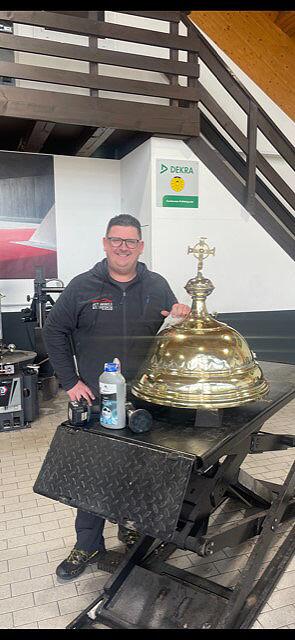 Dank Sven Mainzer strahlt die Messinghaube des Taufbeckens in St. Katharina wieder in alter Frische.  | Foto: privat