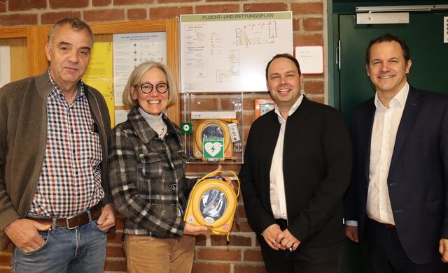Rotary Club-Präsident Dr. Josef Schröder, Pastpräsidentin Dr. Petra Rohlmann, Schulleiter Christoph Kaiser und Bürgermeister Frank Keppeler informierten sich über den Defibrillator in der Mehrzweckhalle Dansweiler.  | Foto: Stadt Pulheim