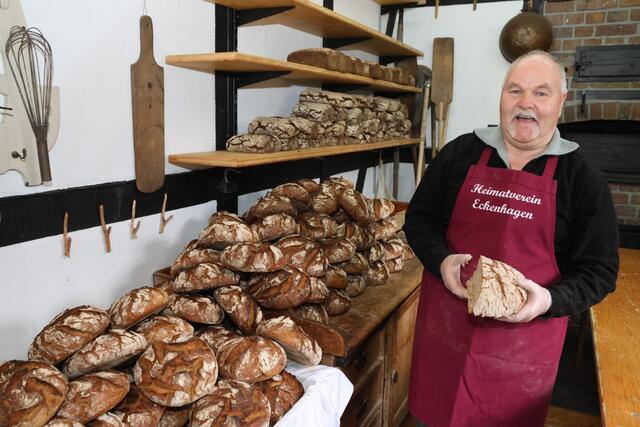 „Heizmeister“ Heinz Jäger mit Braugerstenbrot.  | Foto: Michael Kupper