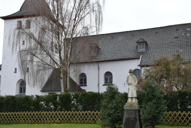 Das Dr. Kürten-Denkmal vor Alt St. Katharina in Alt-Hürth. Der Ortskern des Stadtteils soll wieder attraktiver werden.  | Foto: Thiele-Effertz