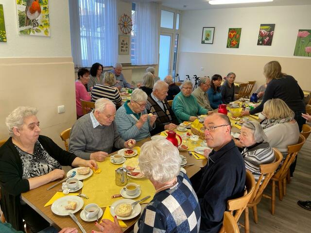 Das Demenz-Café ist jeden ersten und dritten Donnerstag im Monat von 9 bis 12.30 Uhr geöffnet und beginnt mit einem reichhaltigen Frühstück.  | Foto: Beate Wallraff