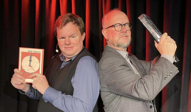 Mike Altwicker (l.) und Ralf Kramp liefern sich ein literarisches Duell in der Stadtbücherei.  | Foto: Altwicker