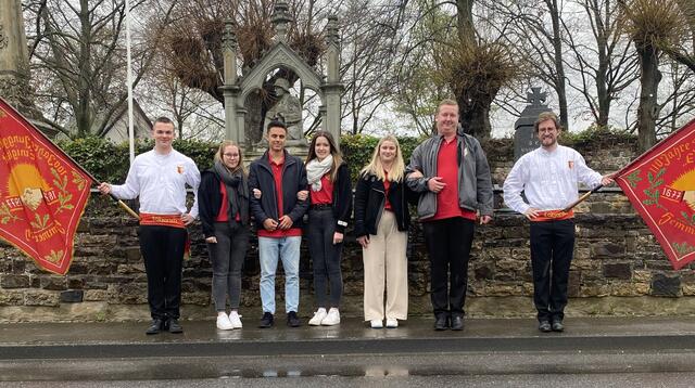 Voller Vorfreude: Fähnrich Leon Köhn, Ehrendame Kathi Schreiner, Ehrenführer Maurice Hach-Amar, Ehrendame Kristin Schneider, Maikönigin Vanessa Hartmann und Maikönig Dustin Bremer mit dem 1. Fähnrich Max Fuß vor dem Hemmericher Kriegerdenkmal.  | Foto: Frank Engel-Strebel