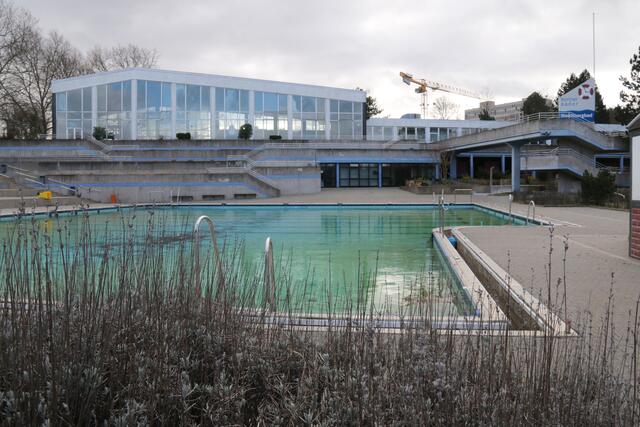 Hallen- und Freibad am Hardtberg werden nach der laufenden Saison saniert bzw. neugebaut. Badegäste dürfen sich ab 2027 auf viele Verbesserungen freuen.  | Foto: mt (Archiv)