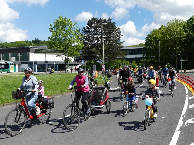 Gemeinsam mit Vertretern des ADFC (Allgemeiner Deutscher Fahrrad-Club) machten sich etliche Familien mit einer kleinen Demo durch die Stadt stark für die Sicherheit von Kindern im Straßenverkehr.  | Foto: Christa Gast