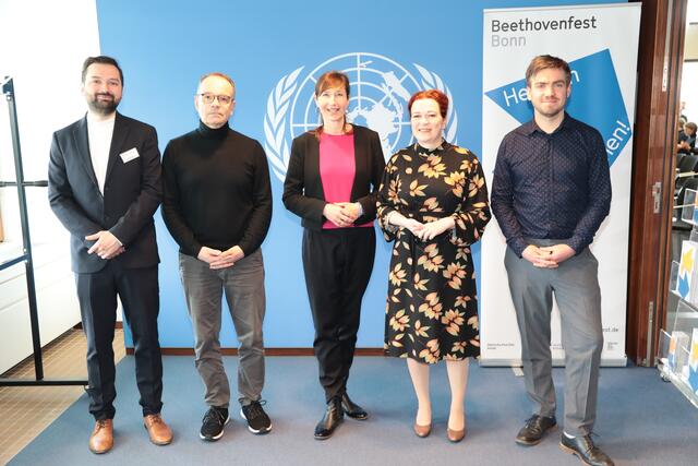 Das Podium bei der Pressekonferenz mit vlnr. Philipp Seliger, Beethovenfestival, Steven Walter, Intendant Beethovenfest, Katja Dörner, Bonns OB, Barbara Massing, Deutsche Welle, Michael Gassmann, Beethovenfest.  | Foto: we