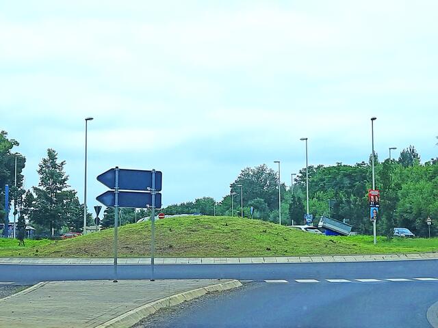 Nicht schön, aber verkehrssicher: Die Stadt Frechen hat das üppige Grün auf dem Kreisverkehr Dürener Straße / Neuer Weg entfernen lassen. | Foto: Lars Kindermann