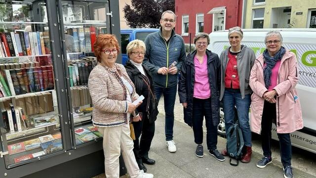 Eröffnung des Bücherschranks (von links): Rita Schubert (1. Vorsitzende Bürgergemeinschaft), Marga Basche (BG-Mitglied und Bücherschrank-Patin), Bürgermeister Stefan Rosemann, Uschi Stenz (BG-Mitglied und Bücherschrank-Patin), Ute Krämer-Bönisch und Heidi Straub (BG-Vorstandsmitglied).  | Foto: Siegburgaktuell