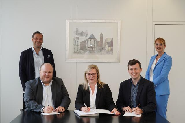 Peter-Josef Wolf (vordere Reihe von links), Bürgermeisterin Susanne Stupp und der Beigeordnete Andreas Pöttgen unterschrieben die Vereinbarungen in Anwesenheit von Kevin Krukau und der Ersten Beigeordneten Gudrun van Cleef.  | Foto: Stadt Frechen