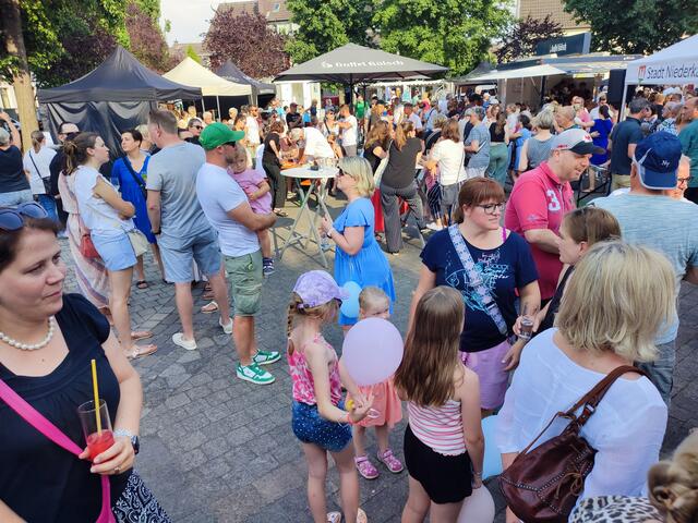Jung und Alt genossen den Feierabendmarkt auf dem Adenauerplatz.  | Foto: Bracker