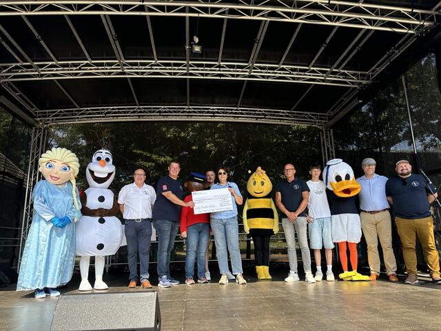 2.450,63 Euro an Spenden überreichten die Siegburger Funken Blau-Weiss an die Mundorf-Stiftung.  | Foto: Lara Vogel / Funken