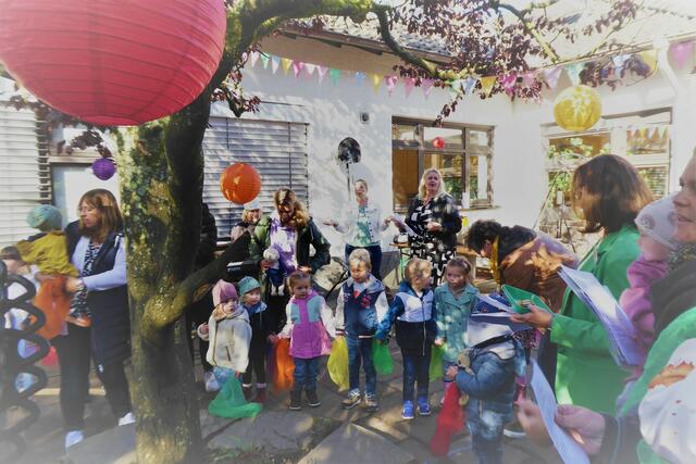Kinder und Erwachsene feierten unter Lampions.   | Foto: Katholische Kindertagesstätte St. Severin; Familienzentrum