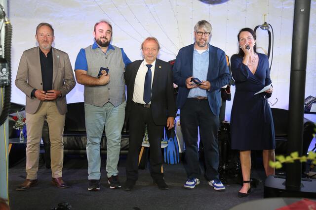 Wurden für zehn Jahre Vereinszugehörigkeit geehrt: Lars Wallberg, Achim Düster, Carolin Tomiuk, Michael Hildebrandt, Hans Cremer, Dieter Freytag und Andreas von Thüna mit Manuela Thiel. | Foto: Von Thüna