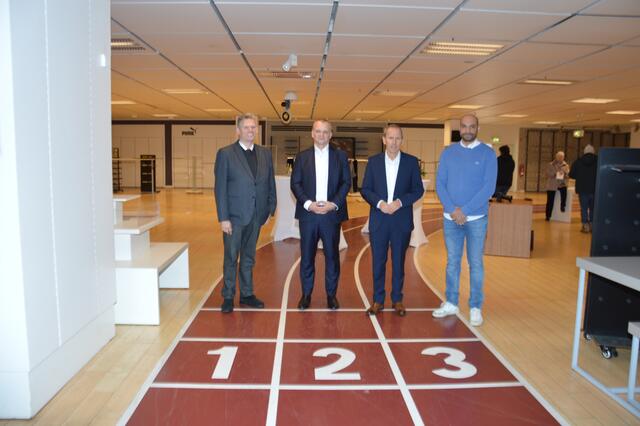 Der Anfang ist gemacht: mit Decathlon zieht der erste Ankermieter in die 1. Etage des ehemaligen Kaufhof-Gebäude. Bei der Vorstellung: (von rechts) Abdelazid Rachidi. Markus  Märtens, Björn Krischick und  Michael Molitor.  | Foto: Claus Schloot