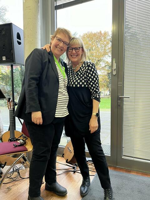 Susan Dietz (rechts) hat Christiane Mebus-Blem (links) symbolisch den Schlüssel für das Begegnungszentrum übergeben.  | Foto: Stadt Lohmar