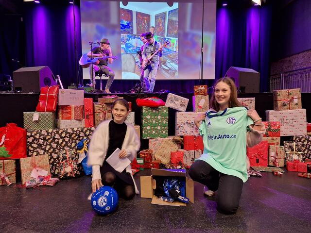 Riesenfreude für die beiden Fans des FC Schalke 04. Außer Geschenken gab es Livemusik bei der „Übergabefeier“ in der Halle 32. | Foto: Jens Klein