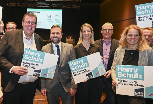  Unser Bild zeigt (vorne, von links): Michael Burgemeister, Harry Schulz, Iris Schulz, Oliver Kraus, Ulla Thiel sowie Michael Brenner (im Hintergrund links) und Eckhard Schwill (im Hintergrund rechts). | Foto: Carsten Seim / CDU Siegburg