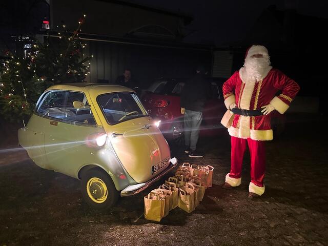 Tolle Aktion: Andreas Schmitt von der Zählerstand GmbH überraschte als Weihnachtsmann verkleidet die Gäste der Essensausgabe von „Siegburg hilft“ mit kleinen Präsenten.  | Foto: Siegburg hilft