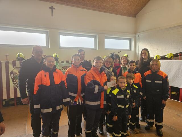 Die jungen Feuerwehrleute dürfen sich über 1200 Euro der CDU-Frauen-Union freuen.  | Foto: (c) Frauen-Union