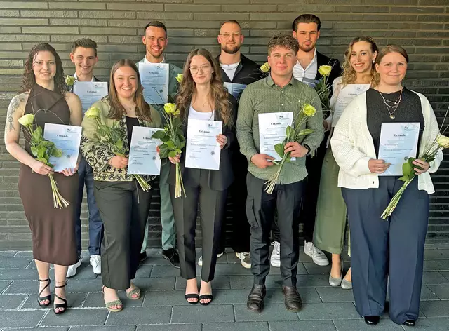 Die neuen Notfallsanitäterinnen und Notfallsanitäter werden vom Oberbergischen Kreis übernommen: 
(vorne v.l.) Jennifer Drubig, Kira Heck, Johanna Gustmann, Julius Jakubassa, Jennifer Schnipperin sowie (hinten v.l.) Roald Rösener, Henning Ranke, Timo Tümmers, Carl Dommernicht, Michelle Köster. | Foto: OBK