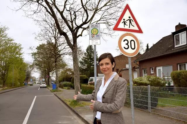 Carolin Weitzel konnte noch vor den Osterferien die Einrichtung von Hol- und Bringzonen am Kölner Ring präsentieren, die entsprechend beschildert sind. | Foto: Stadt Erftstadt