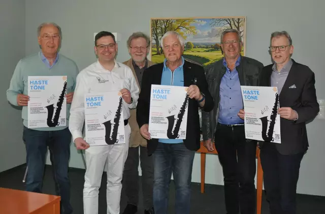 Im Vereinslokal „Römerhof“ stellten die Rotarier ihr Jubiläumsprogramm vor (von links): Gerhard-Josef Brühl (President elect), Mike Peters (3. Sekretär), Franz Gerihsen (Konzertbeauftragter).Peter Ibbeken (Präsident). Rolf Kranz (Schatzmeister) und Holger Burghoff (1. Sekretär).  | Foto: Frank Engel-Strebel