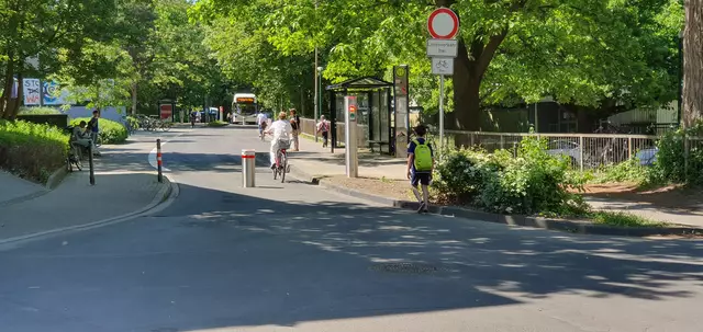 Die Polleranlage auf der Bonnstraße in Höhe des Hohlwegs ist wieder voll funktionsfähig. Die illegale Durchfahrt von Privatfahrzeugen kann somit wieder erfolgreich unterbunden werden.  | Foto: Stadtwerke Hürth