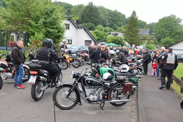 Mehr als 200 stolze Besitzer präsentierten ihre Fahrzeuge. | Foto: Michael Kupper