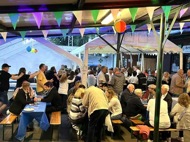 Zwei große Festzelte boten den Gästen Schutz vor den wenigen aber teils ergiebigen Regenschauern und sorgten dafür, dass die Party unbeeinträchtigt weitergehen konnte.  | Foto: Prinzengarde Blau-Weiß