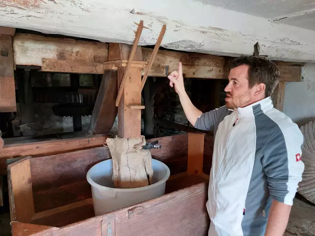 Tobias Wagner zeigt wie gut das 150 Jahre alte Mühlrad funktioniert, dass nach den Regenfällen der vergangenen Tage reichlich Wasser transportiert. | Foto: Sylvia Schmidt