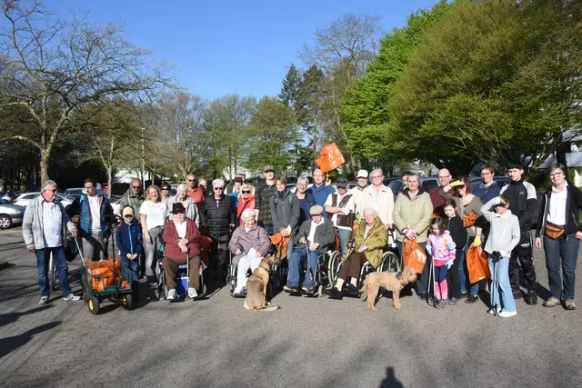 Seit vielen Jahren beteiligt sich der Bürgerverein Heiderhof mit Anwohnern des Ortsteils an der Umweltaktion – diesmal waren auch wieder Bewohner des nahen Altenheims dabei.  | Foto: AS